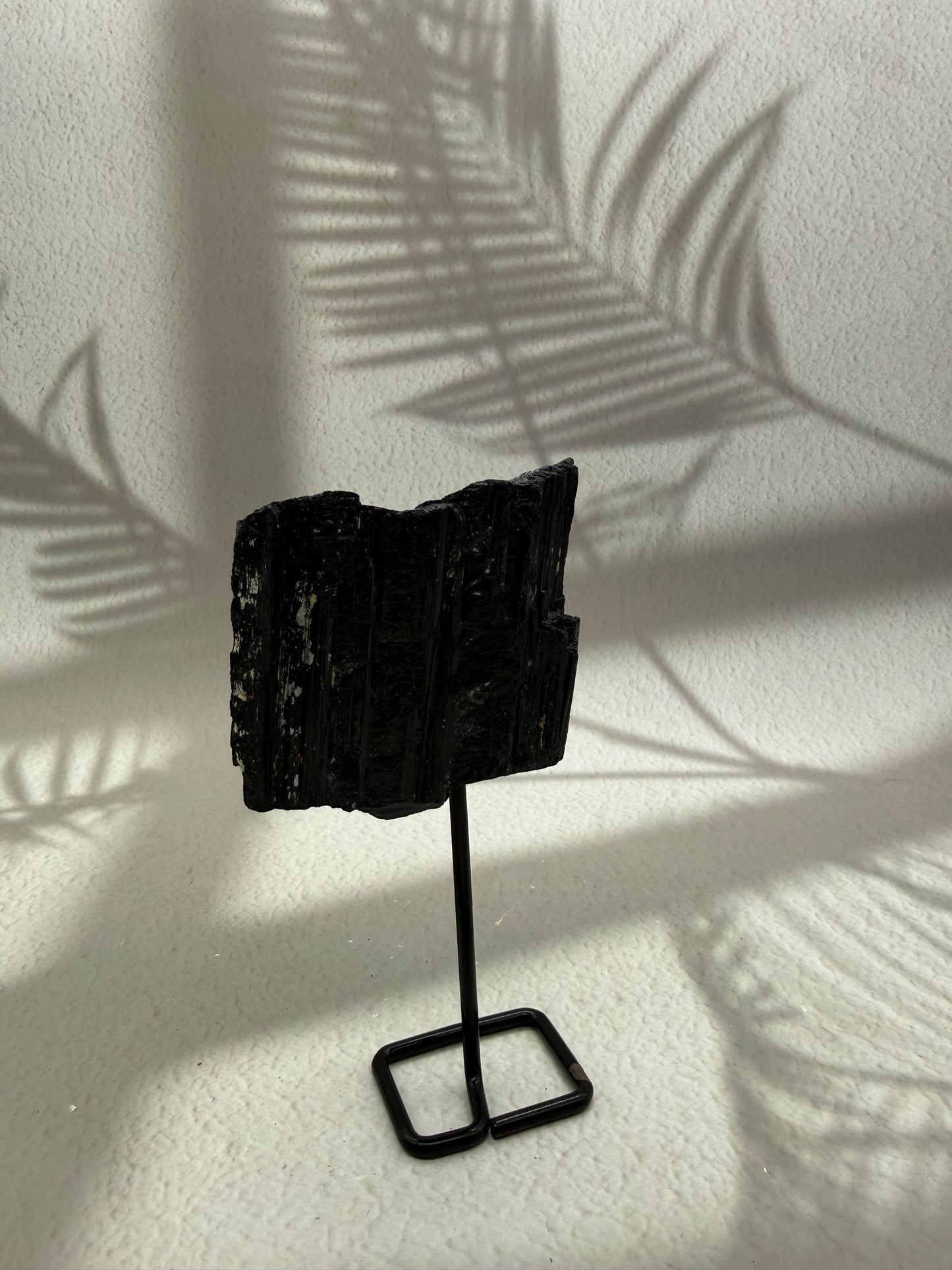 Schwarzer Turmalin auf Ständer V