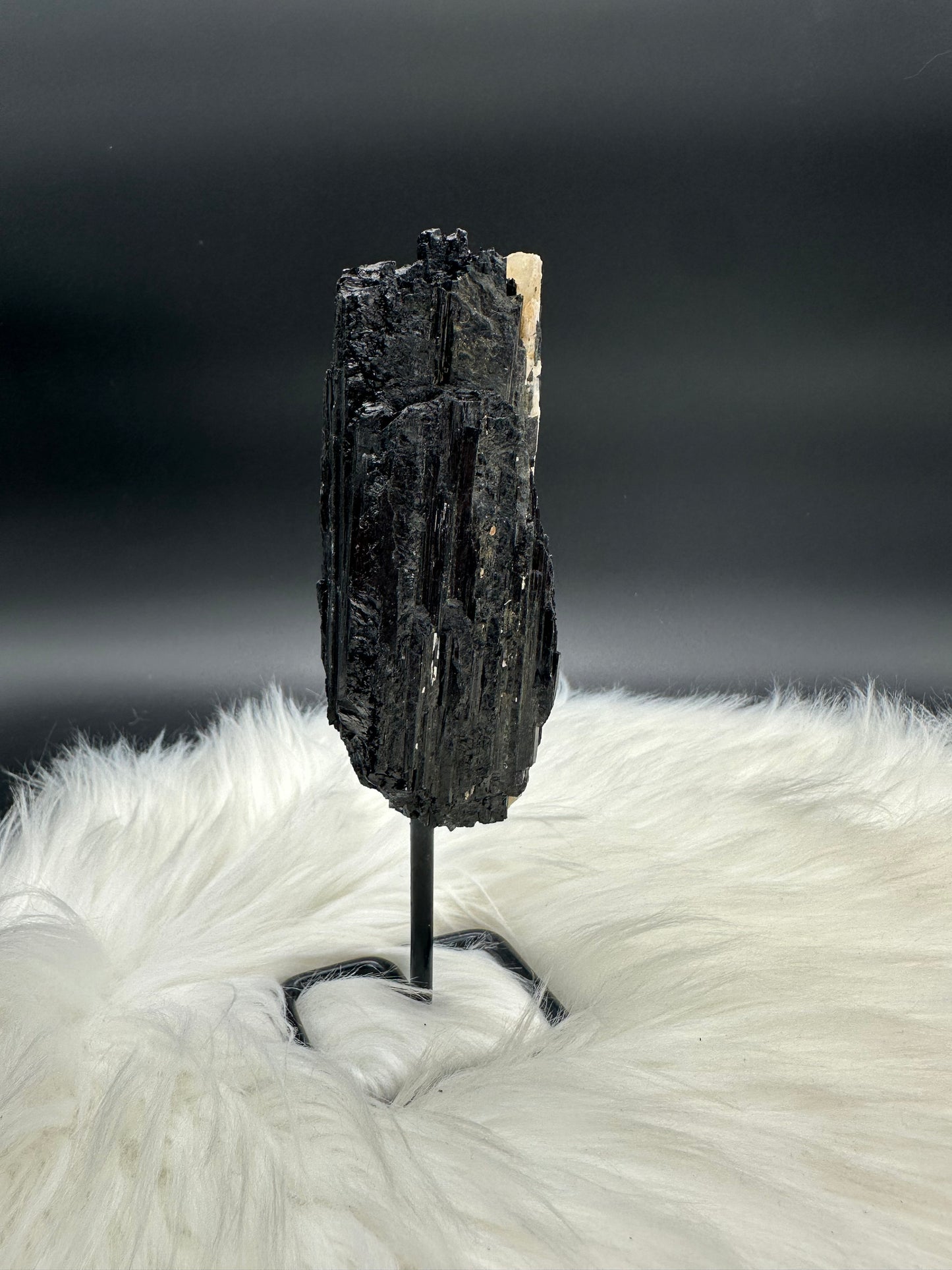 Schwarzer Turmalin mit Lepidolith roh I