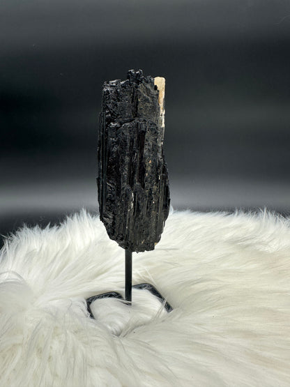 Schwarzer Turmalin mit Lepidolith roh I