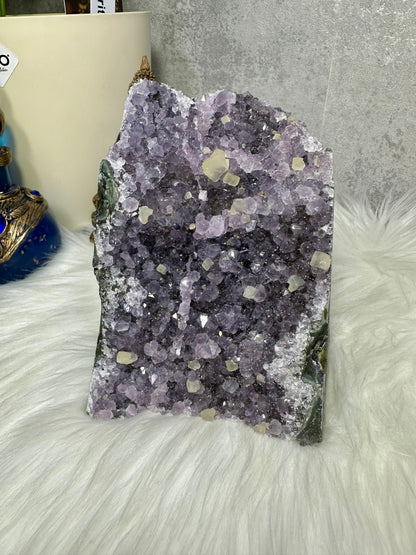 Amethyst mit Calcitwürfel