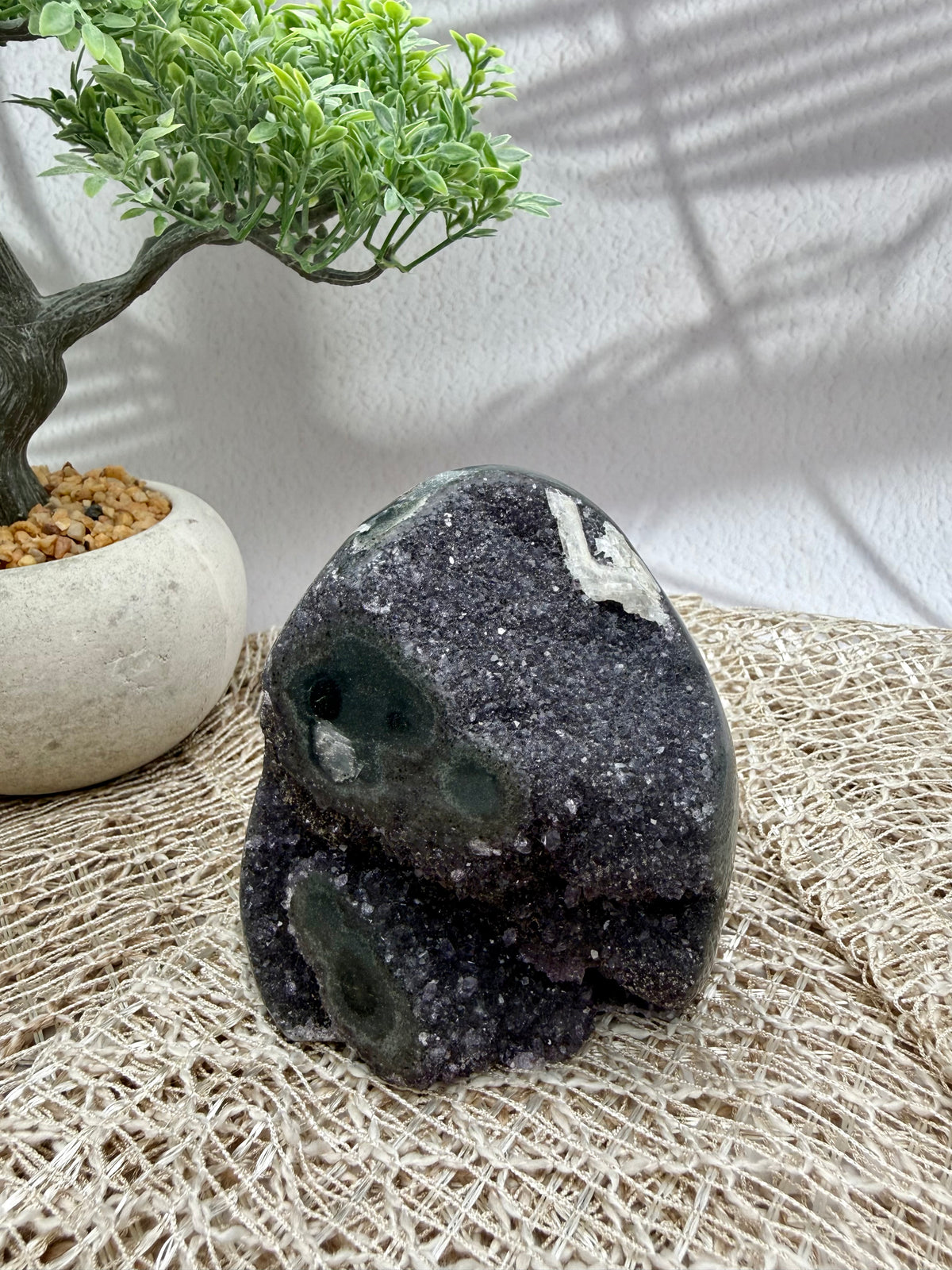 Amethyst Druse - dunkellila mit Calcit