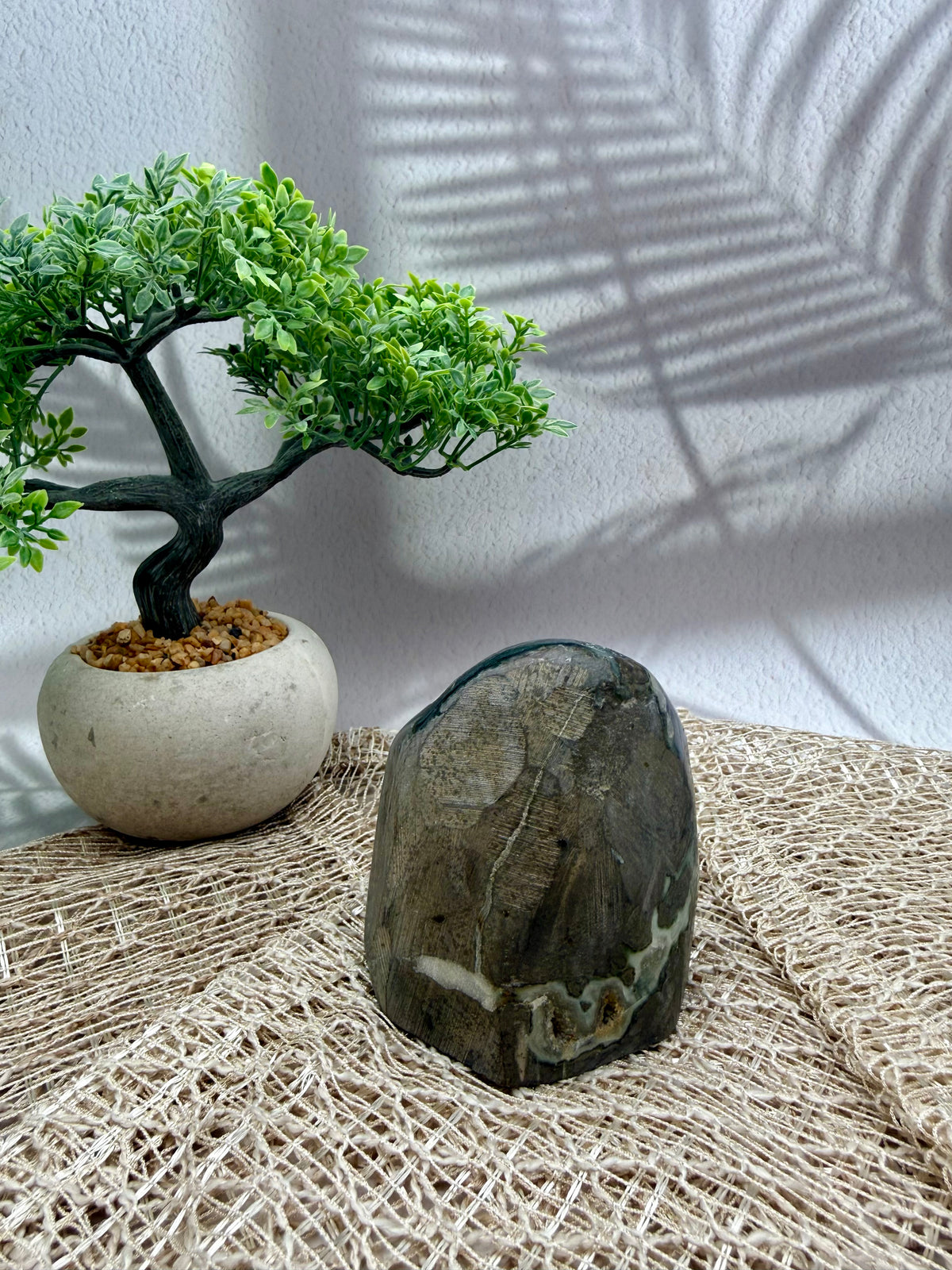 Amethyst Druse - dunkellila mit Calcit