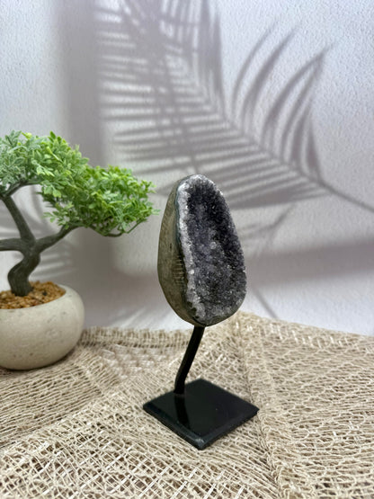 Amethyst Druse auf Ständer Iila/grau III