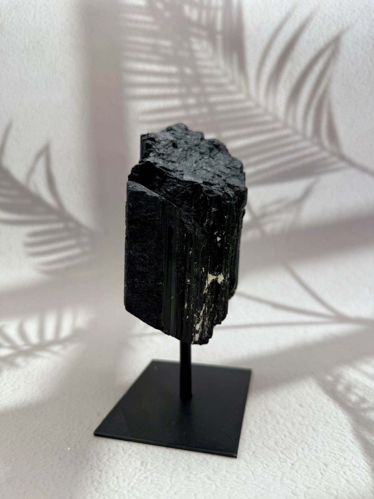 Schwarzer Turmalin roh auf Ständer