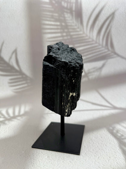Schwarzer Turmalin roh auf Ständer
