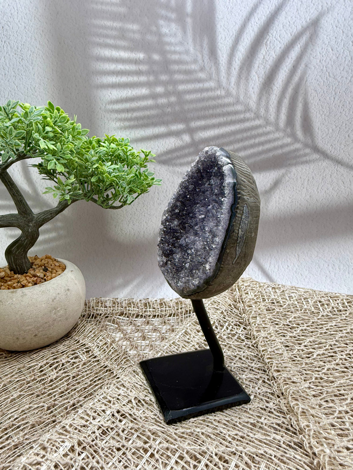 Amethyst Druse auf Ständer Iila/grau III