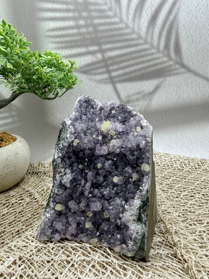 Amethyst mit Calcitwürfel