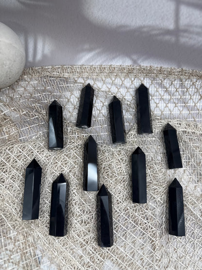 Schwarzer Obsidian Turm