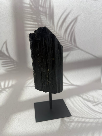 Schwarzer Turmalin auf Ständer III