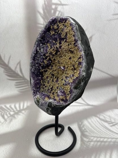 Amethyst mit Calcit auf Ständer