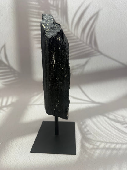 Schwarzer Turmalin auf Ständer III