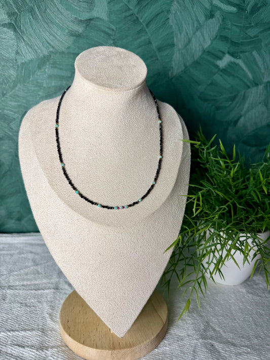 Edelsteinkette „Noir Éclat Tricolore“ Spinell, Aquamarin & Granat, 925 Silber, 18K vergoldet