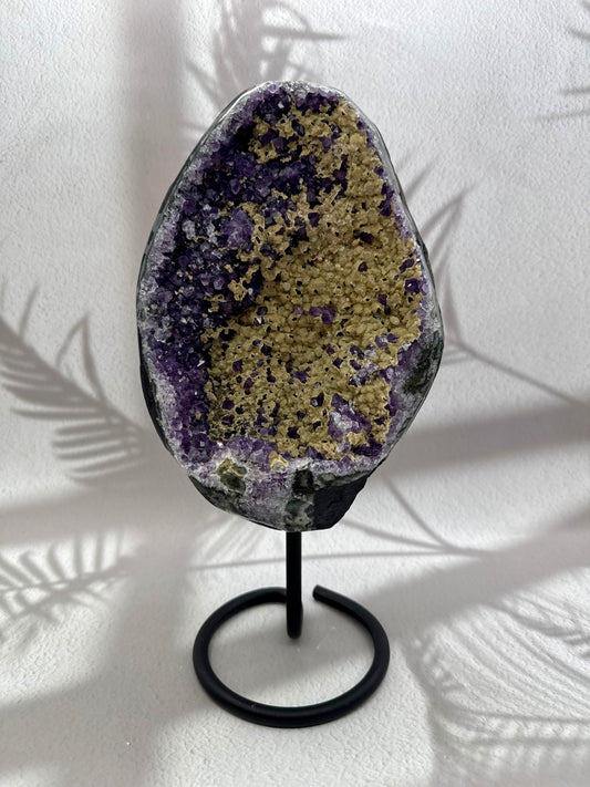Amethyst mit Calcit auf Ständer