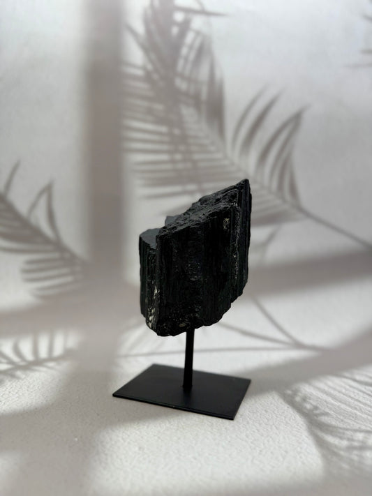 Schwarzer Turmalin roh auf Ständer