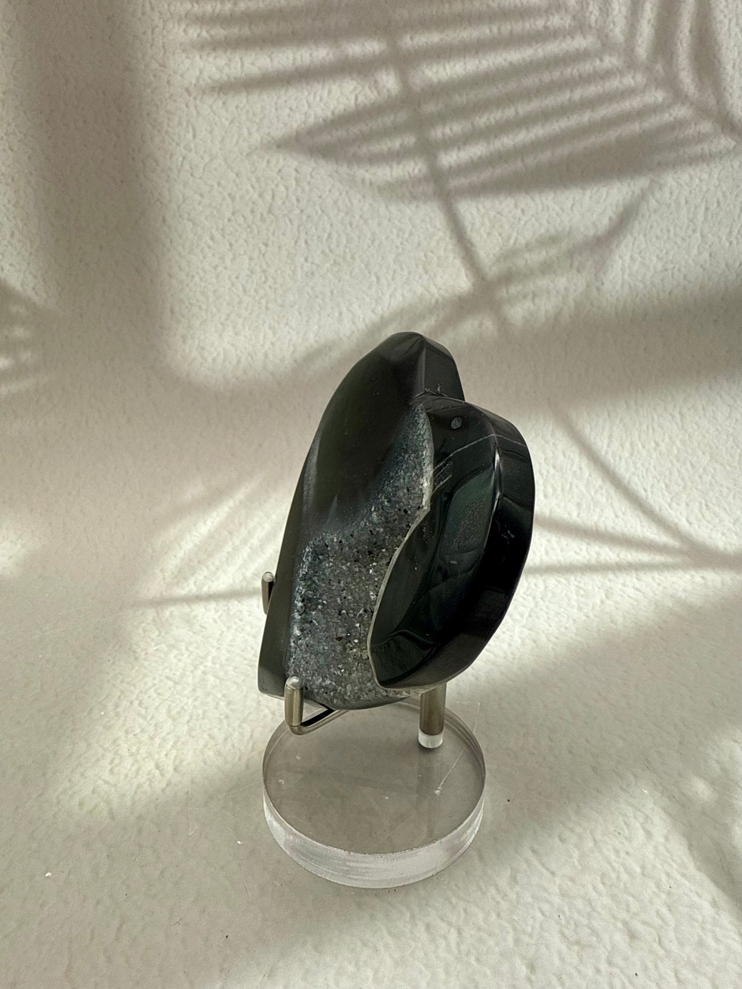 Schwarzes Achat Herz auf Ständer I