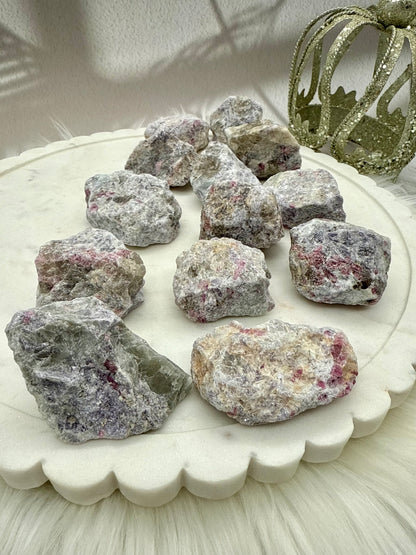 Pinker Turmalin in Lepidolith Rohstein