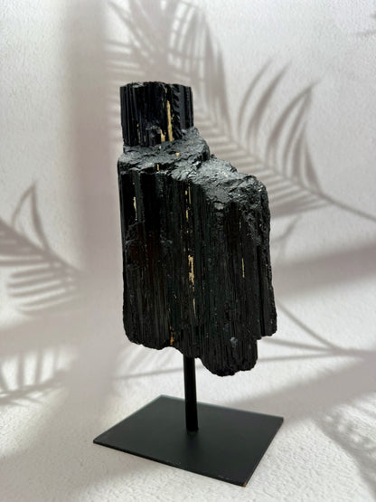 Schwarzer Turmalin auf Ständer