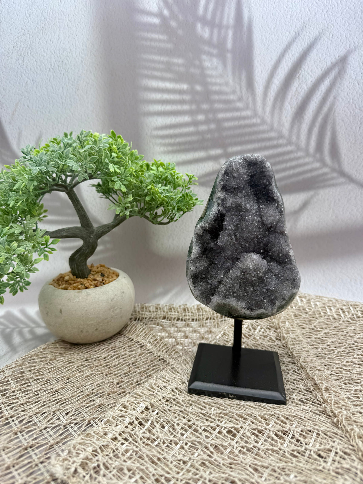 Amethyst grau/lila auf Ständer I