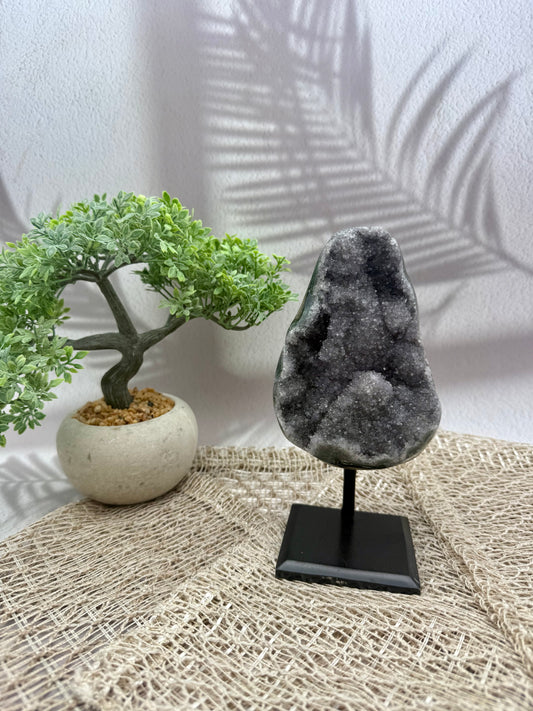 Amethyst grau/lila auf Ständer I