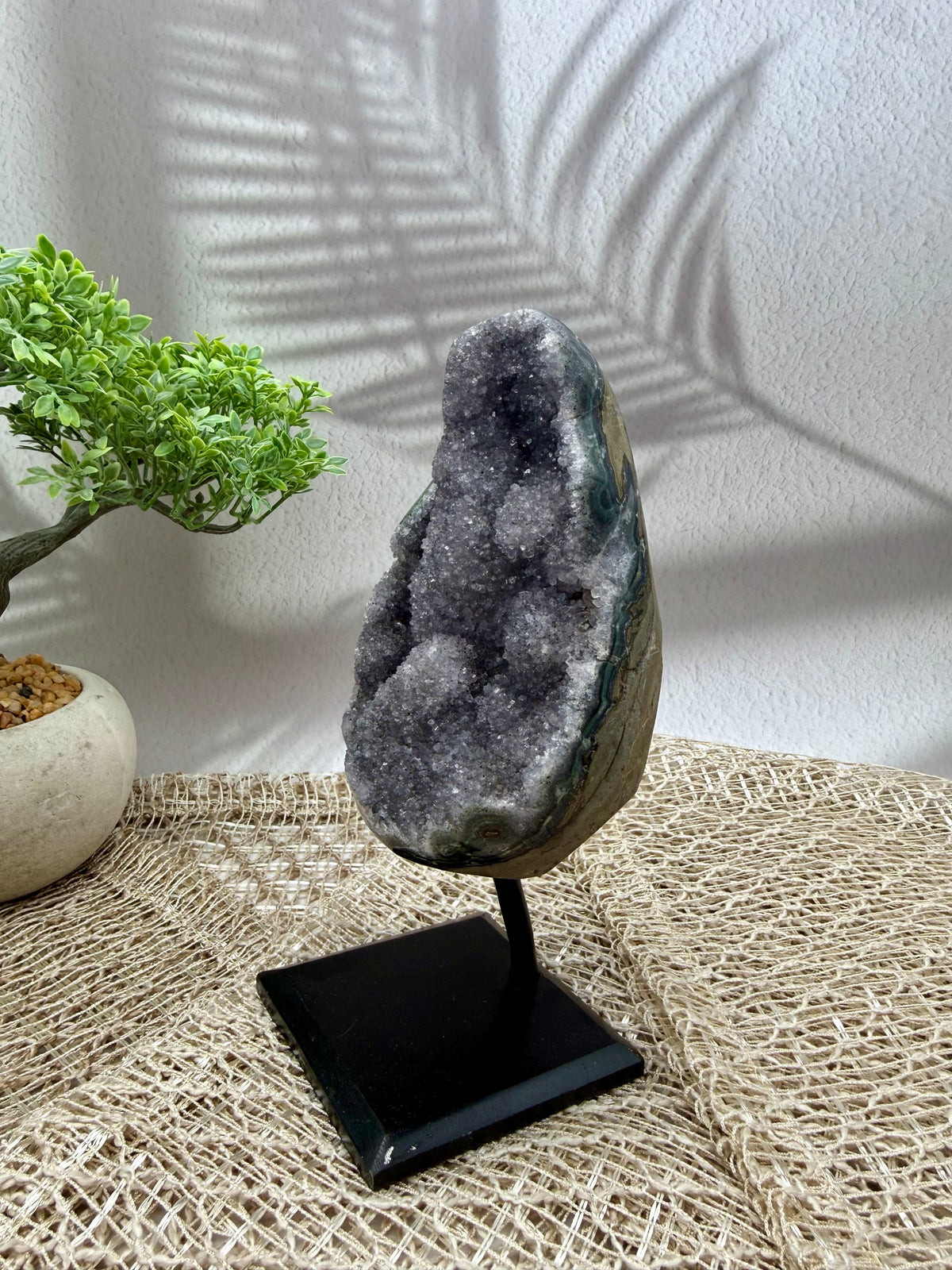 Amethyst grau/lila auf Ständer I