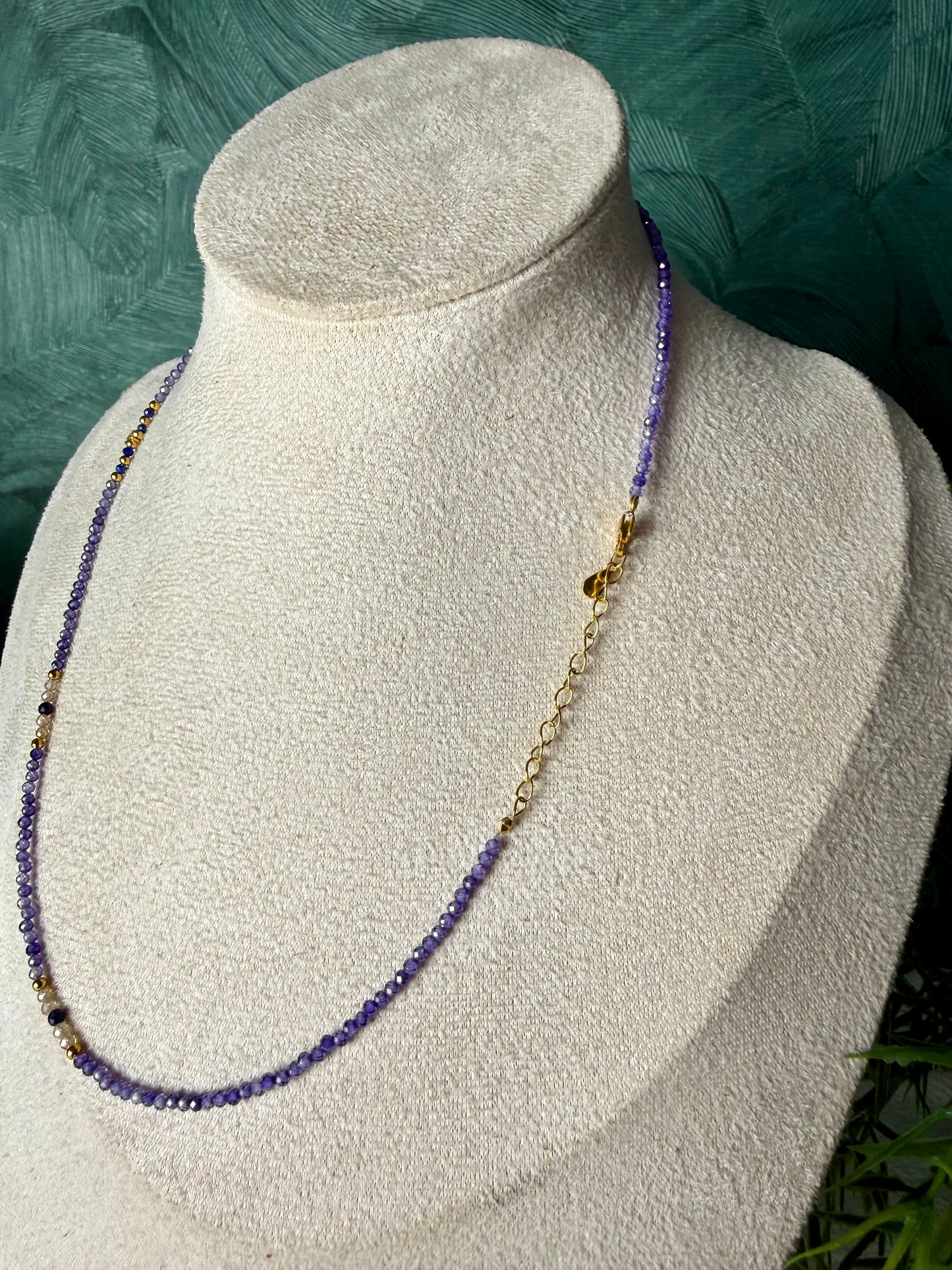 Edelsteinkette „Luna Amara“ – Amethyst, Lapislazuli & Mondstein, 925 Silber, 18K vergoldet