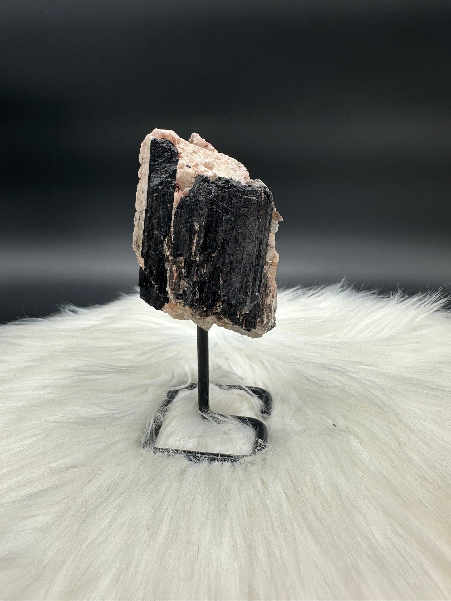 Schwarzer Turmalin mit Lepidolith roh IV