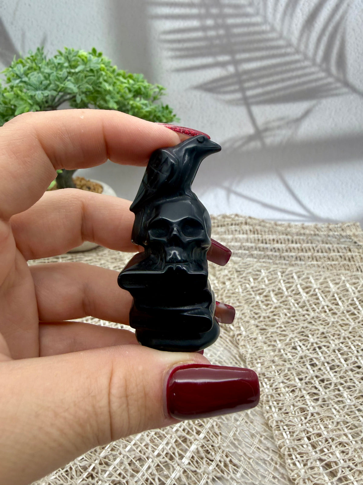 Turmalin Rabe mit Schädel Figur