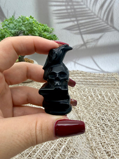 Turmalin Rabe mit Schädel Figur