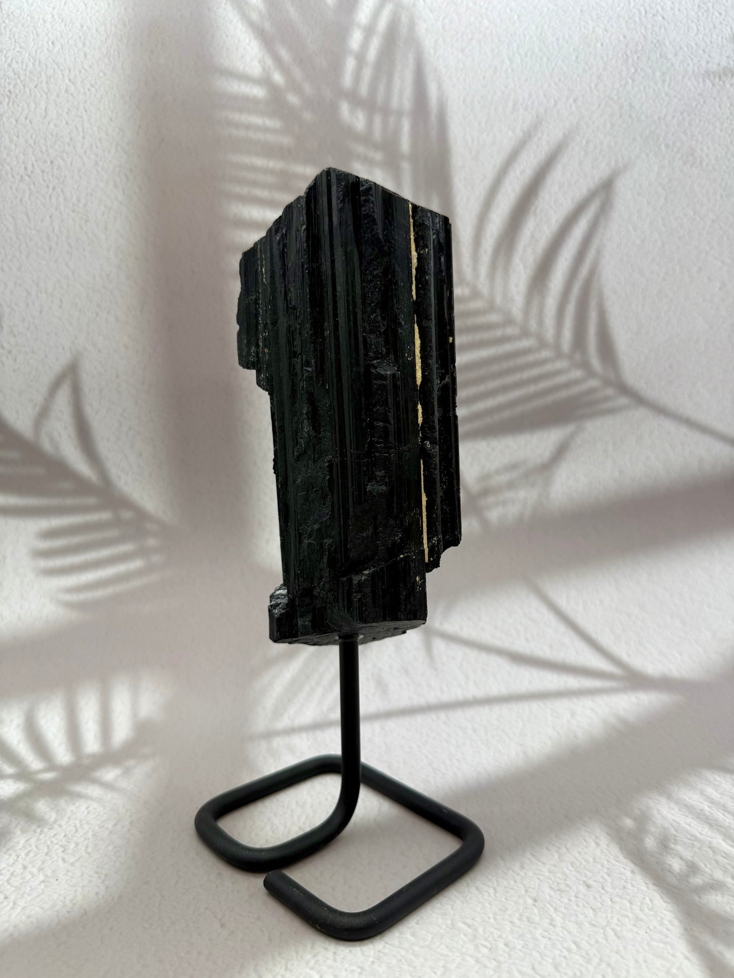 Schwarzer Turmalin auf Ständer II