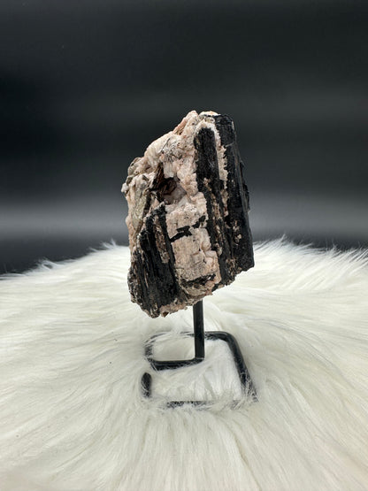 Schwarzer Turmalin mit Lepidolith roh IV