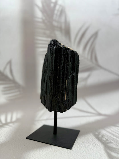 Schwarzer Turmalin roh auf Ständer