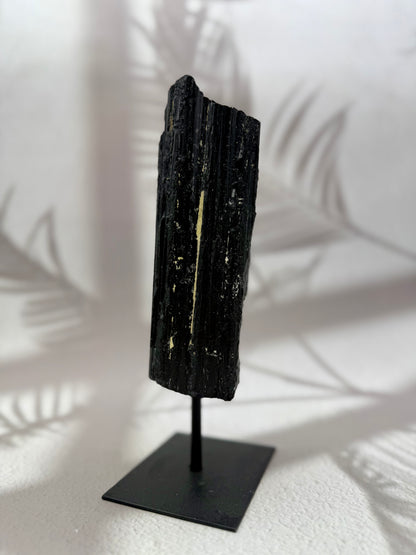 Schwarzer Turmalin roh auf Ständer