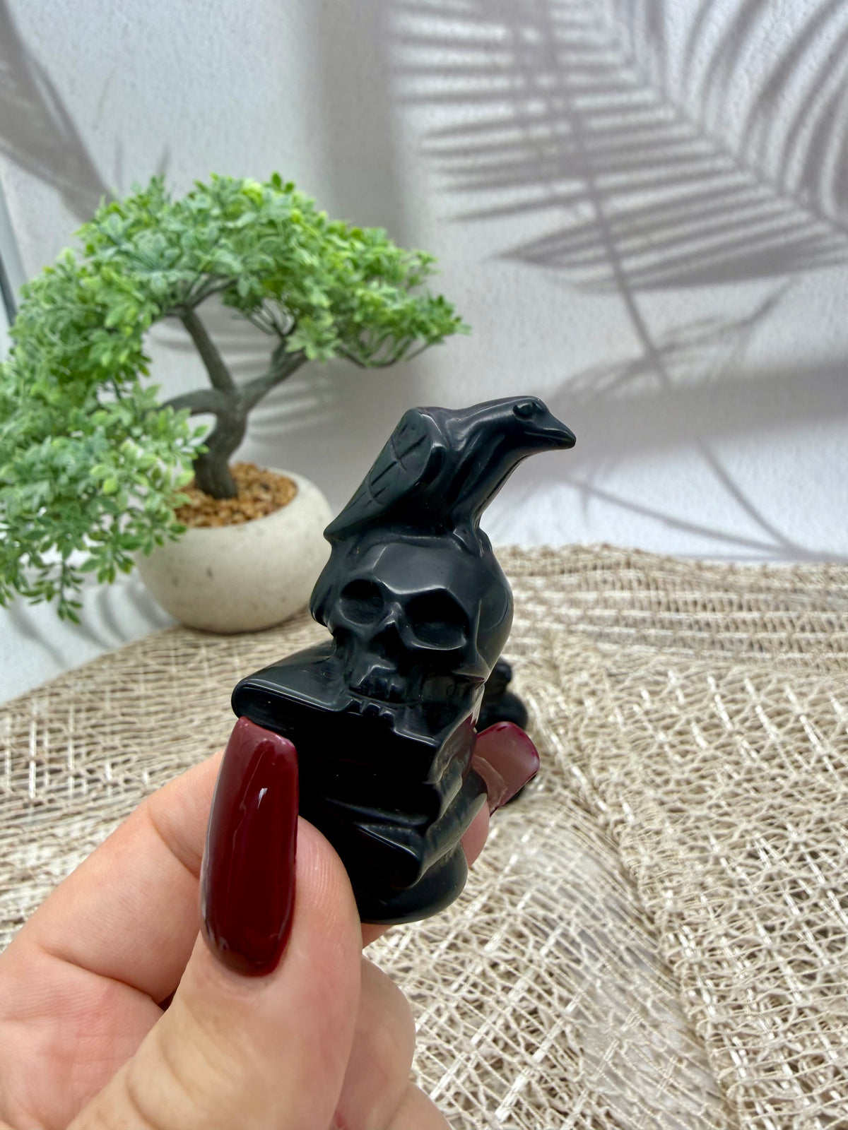 Turmalin Rabe mit Schädel Figur