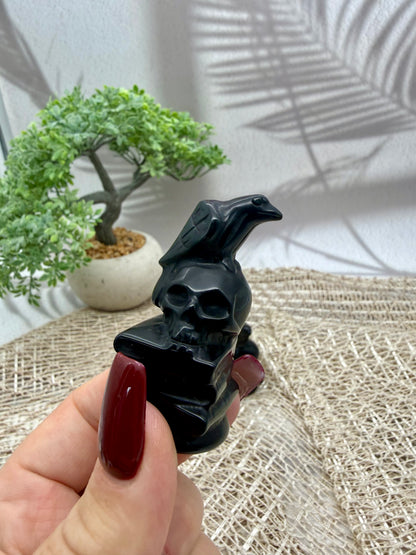 Turmalin Rabe mit Schädel Figur