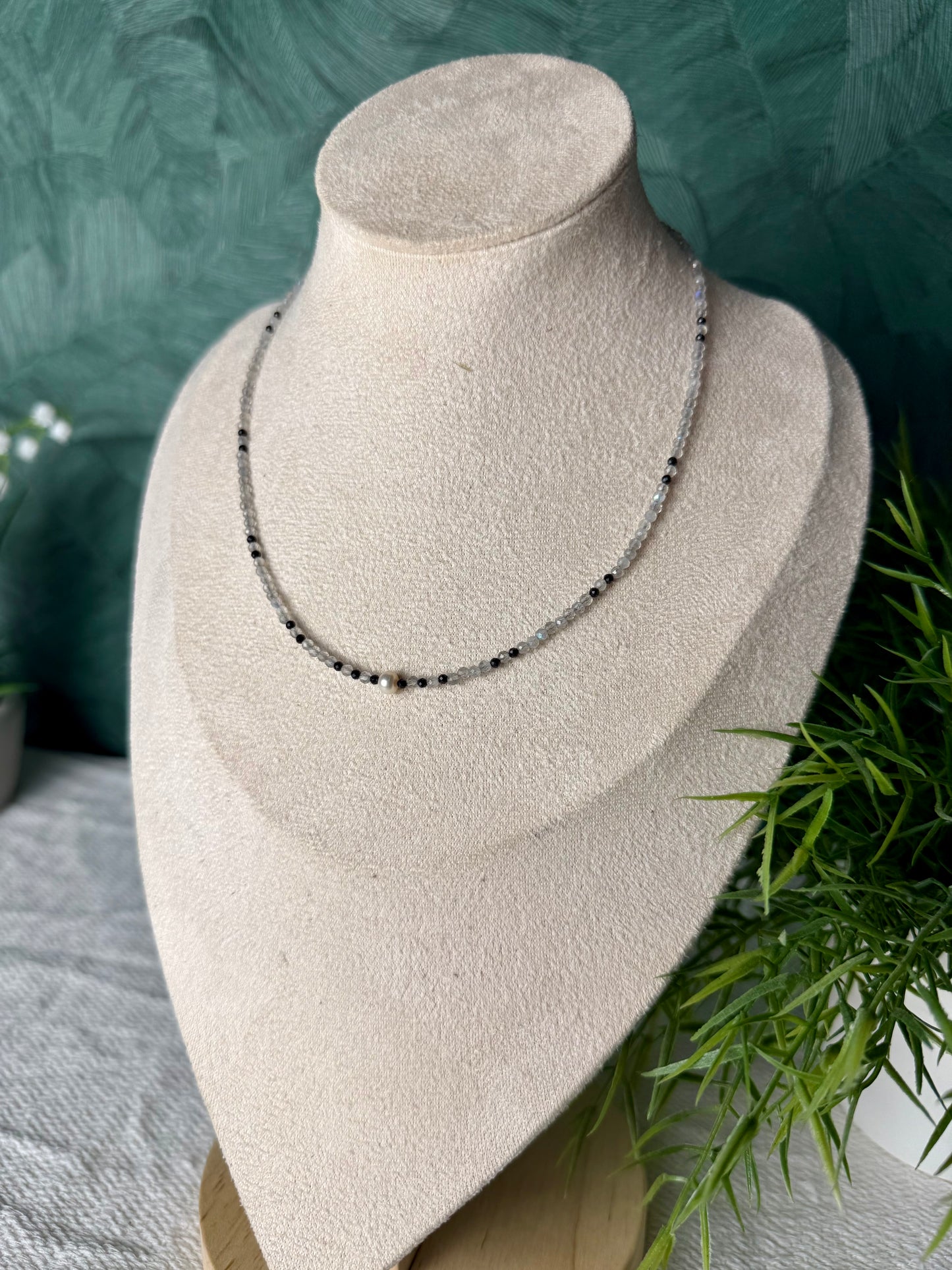 Edelsteinkette „Lumière Noire“ Labradorit, Spinell & Süßwasserperlmutt, 925 Silber