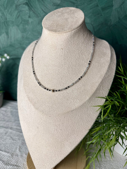 Edelsteinkette „Lumière Noire“ Labradorit, Spinell & Süßwasserperlmutt, 925 Silber
