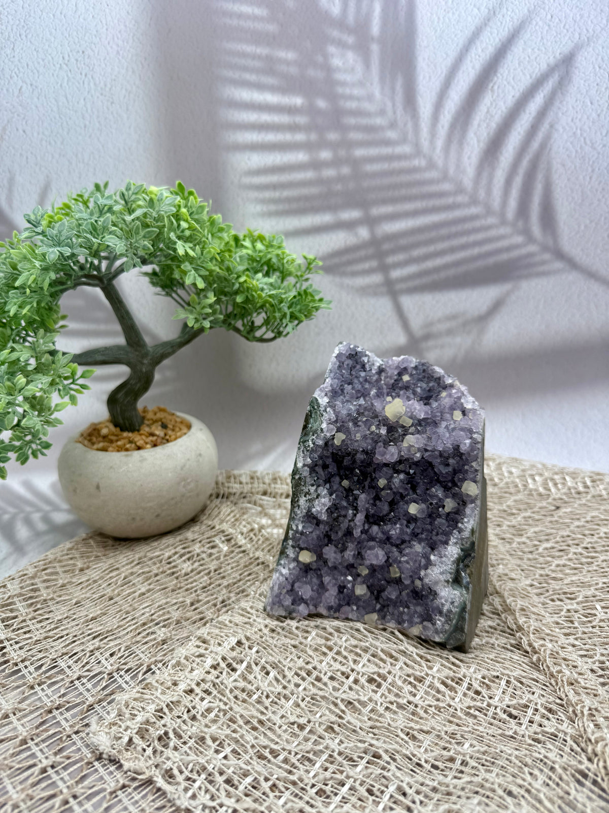 Amethyst mit Calcitwürfel