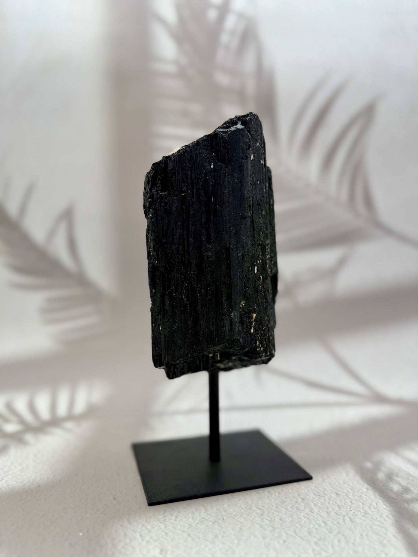 Schwarzer Turmalin roh auf Ständer