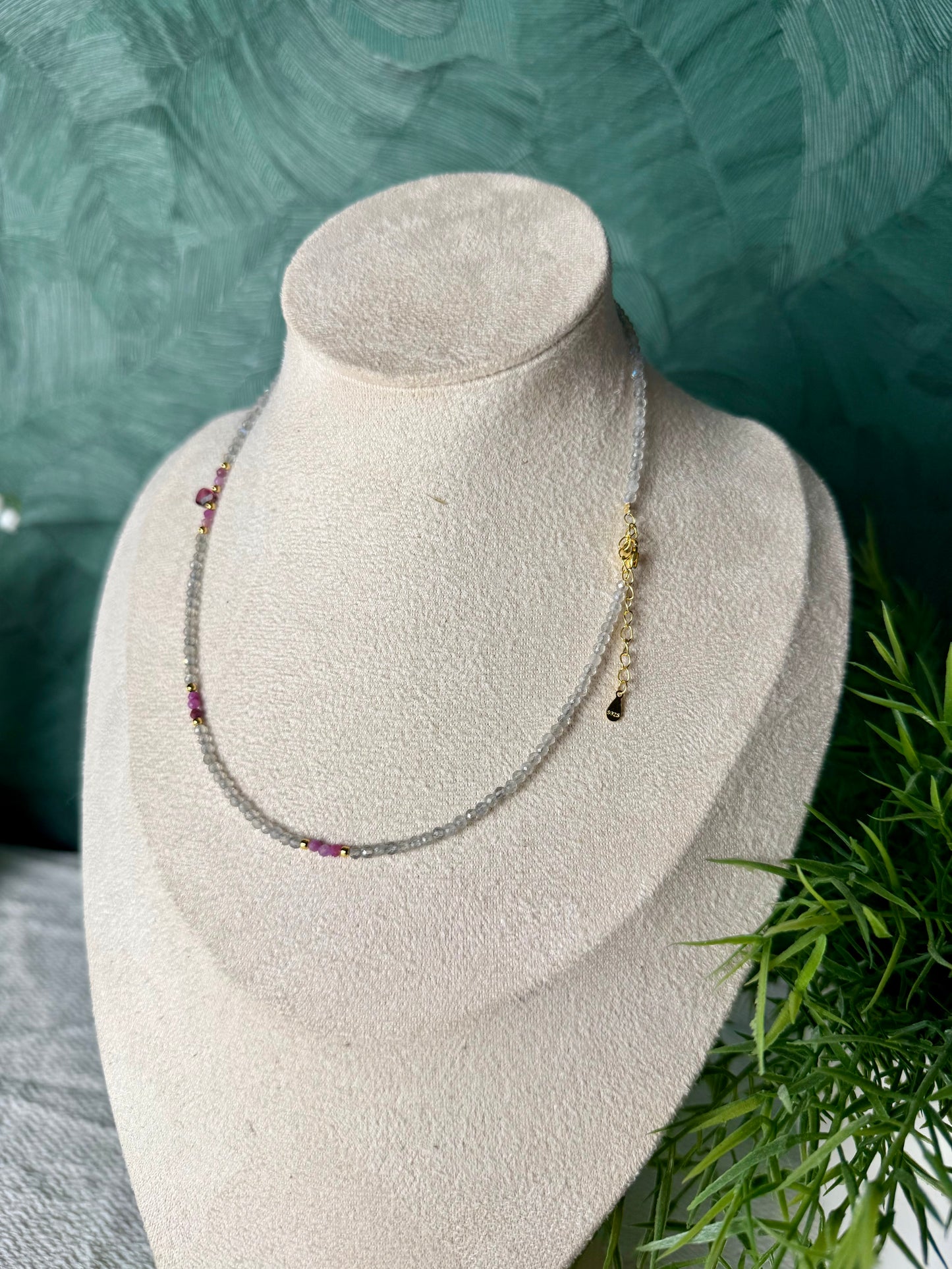 Edelsteinkette „Nuit Royale“ Labradorit, Rubin & Granat, 925 Silber, 18K vergoldet