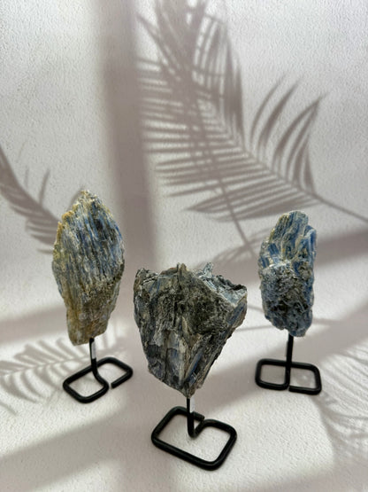 Blauer Kyanit auf Ständer