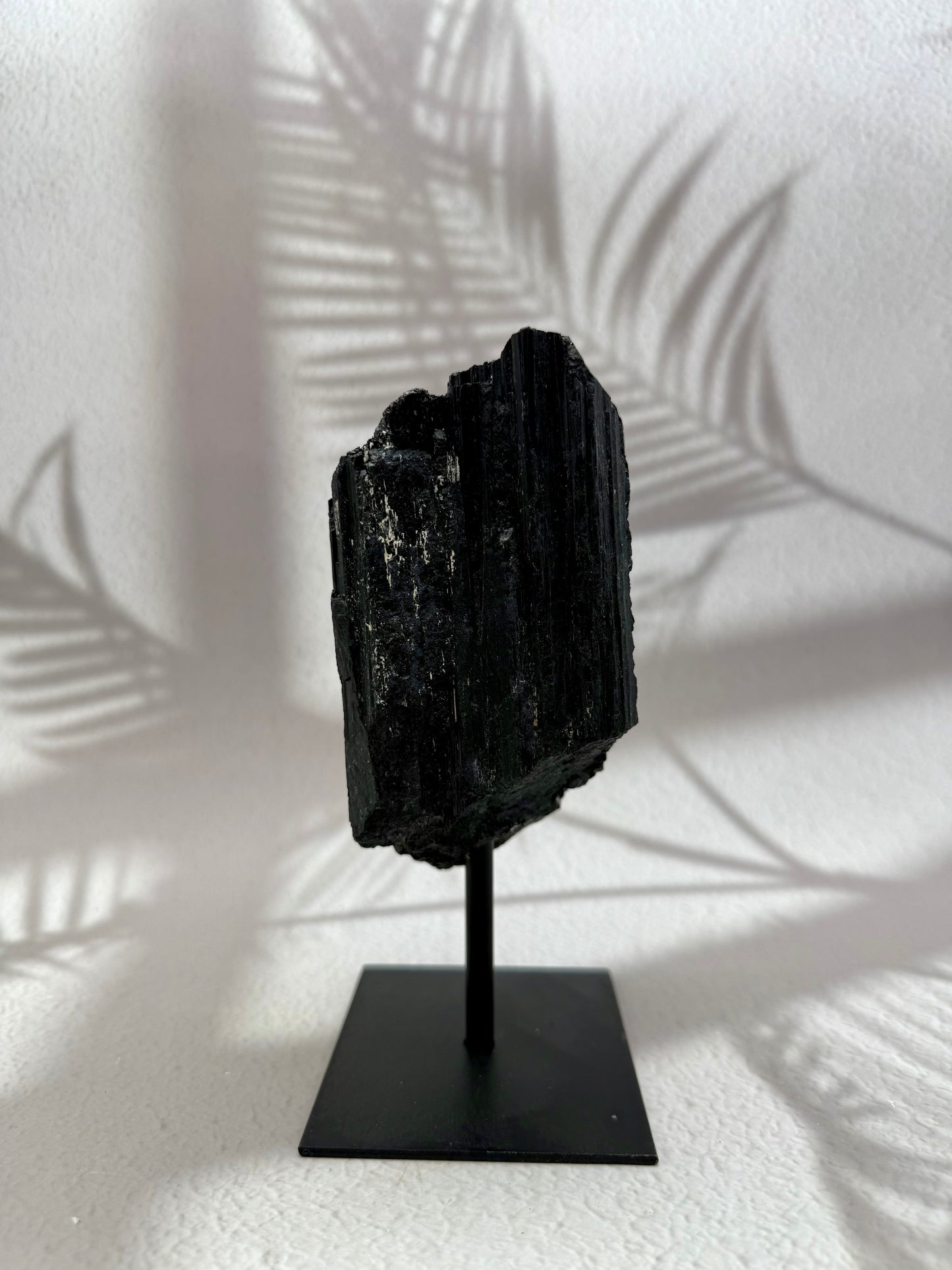 Schwarzer Turmalin roh auf Ständer