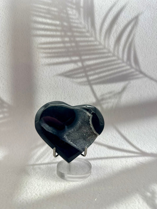 Schwarzes Achat Herz auf Ständer I