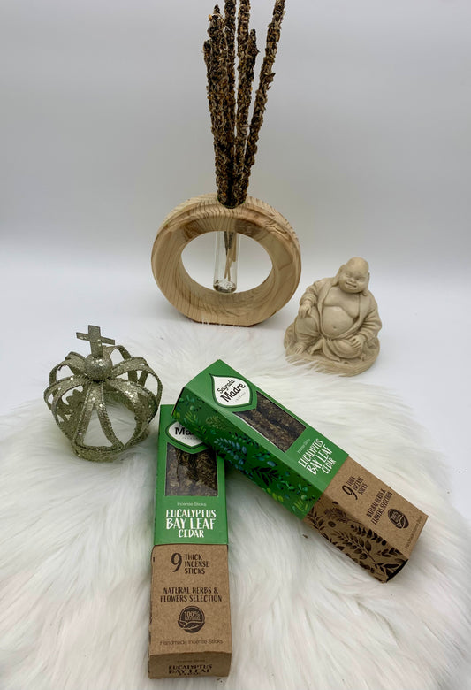 Kräuter-Räucherstäbchen aus Eukalyptus, Lorbeerblatt und Zedernholz
